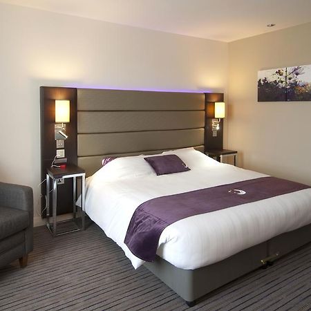 Premier Inn London Kew Bridge Exterior foto