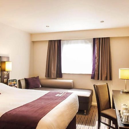 Premier Inn London Kew Bridge Exterior foto