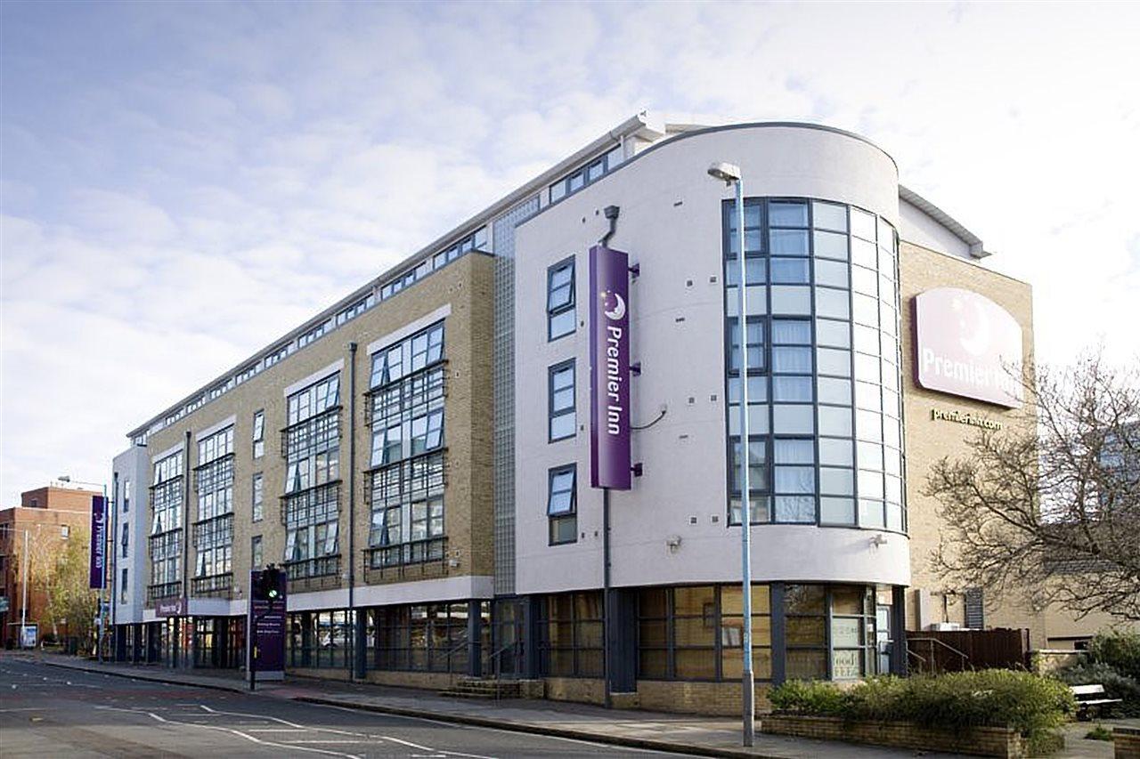 Premier Inn London Kew Bridge Exterior foto