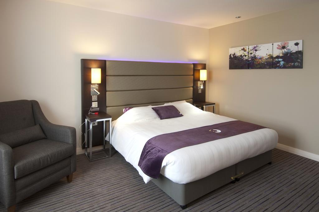 Premier Inn London Kew Bridge Exterior foto