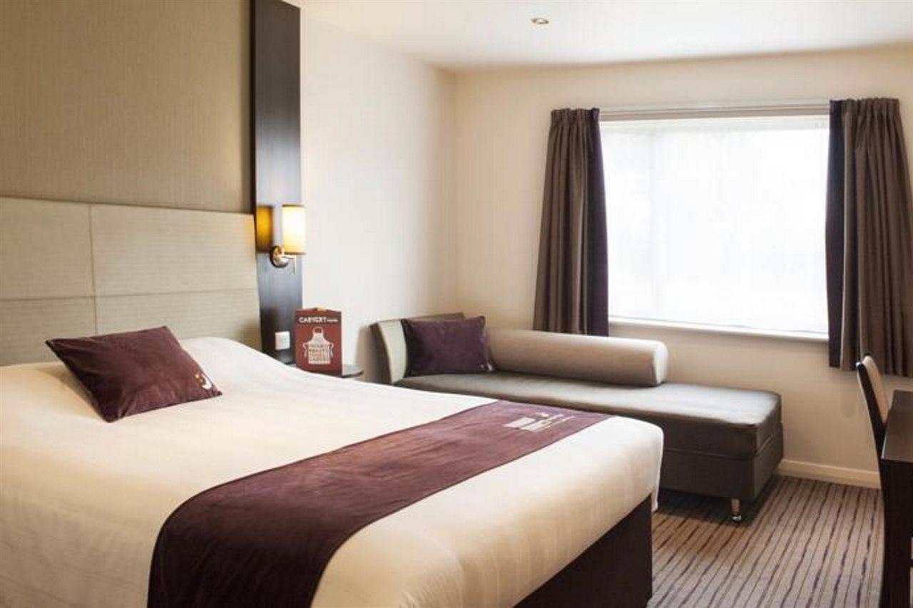 Premier Inn London Kew Bridge Exterior foto