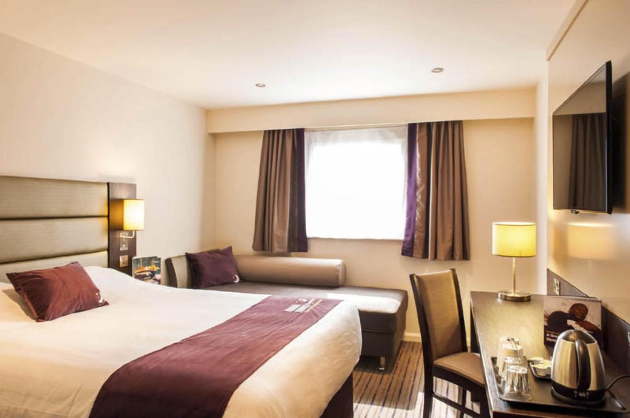 Premier Inn London Kew Bridge Exterior foto